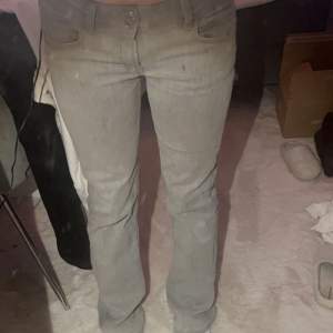 Ljusgrå low waist jeans ifrån Gina tricot använda fåtal gånger men är i bra skick ändå!💖