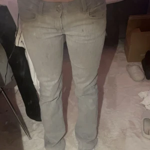 Low waist jeans  - Ljusgrå low waist jeans ifrån Gina tricot använda fåtal gånger men är i bra skick ändå!💖