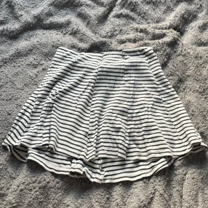 Randig kjol - Säljer då den inte kommer till användning länge 🩷 jätte fin kjol 🥰