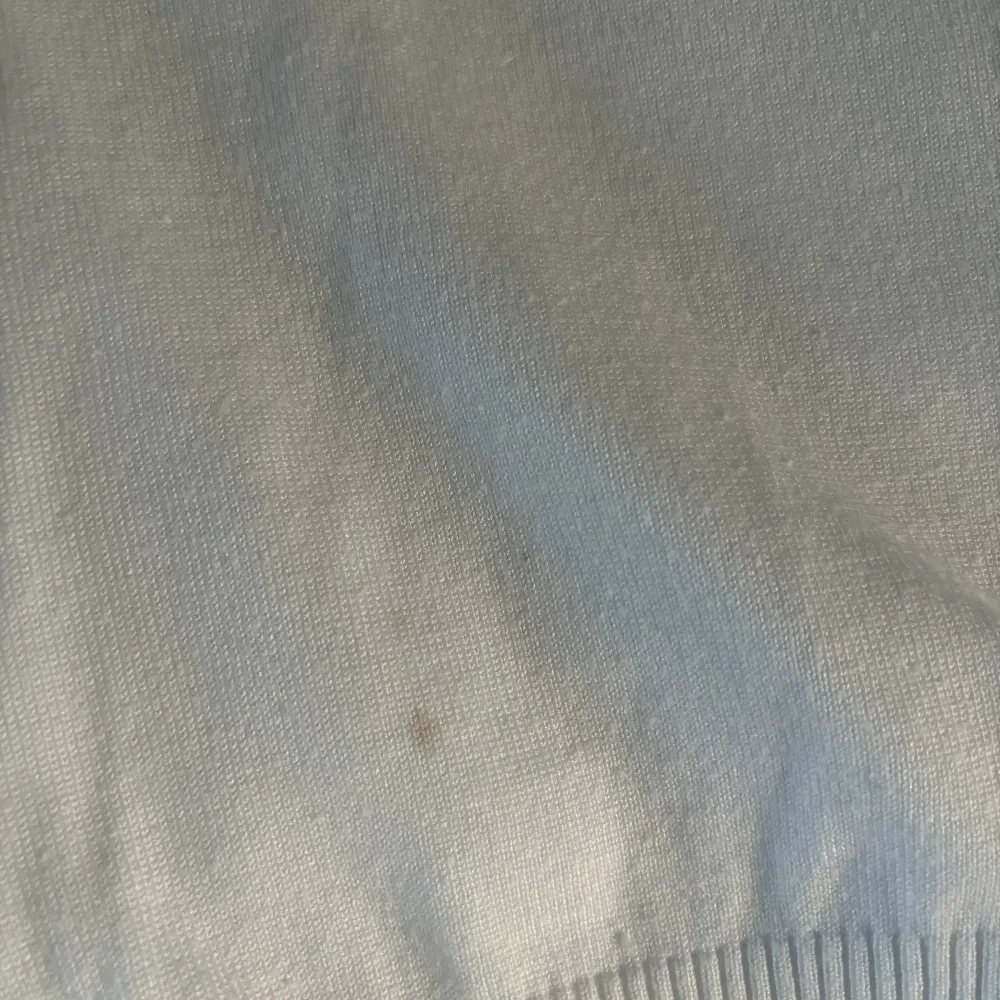 Säljer dessa runan stickade tröjor för 300kr sammanlagt eller 200 kr/st. Den vita tröjan har en liten fläck (de bild 3) men de är inget man tänker på 💕. Tröjor & Koftor.