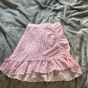 Säljer denna kjol då den är för liten för mig🩷 Den har en väldigt liten fläck men den syns inte när man har på sig den🥰
