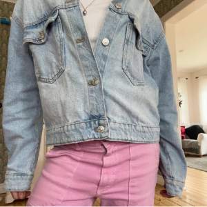 Jättefin jeansjacka från Zara som jag säljer vidare från plick då jag hittade en annan jacka efter jag köpt denna, (den jag köpte avs bilder). Inga defekter eller något!💞