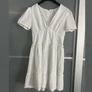 Jättefin vit klänning från Sinsay, passar perfekt till skolavslutning, student eller bara på sommarn😍🫶🏼 (Lånade bilder)