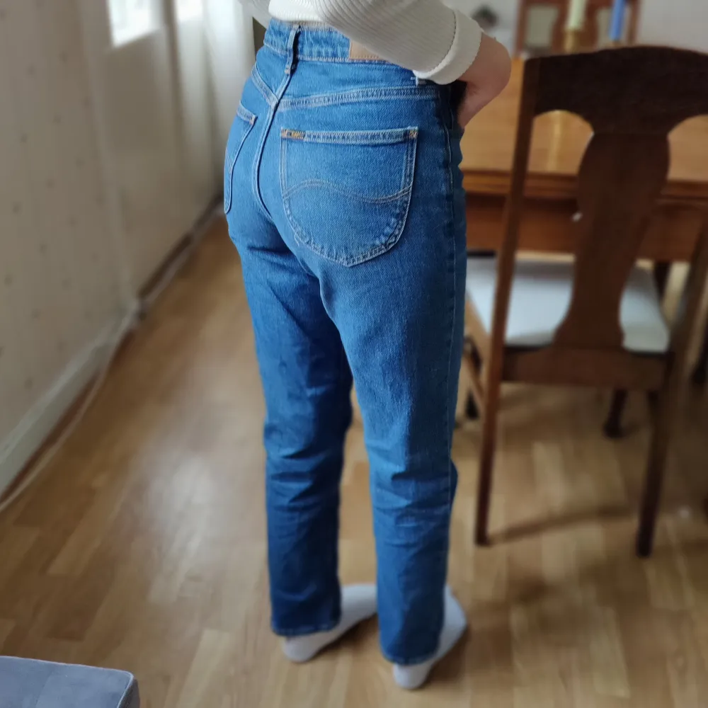 Blå raka jeans från Lee, modellen heter Carol. Storlek 26:33. Inköpta för ungefär en månad sedan. Jag är 170cmlång. 😄🌷. Jeans & Byxor.