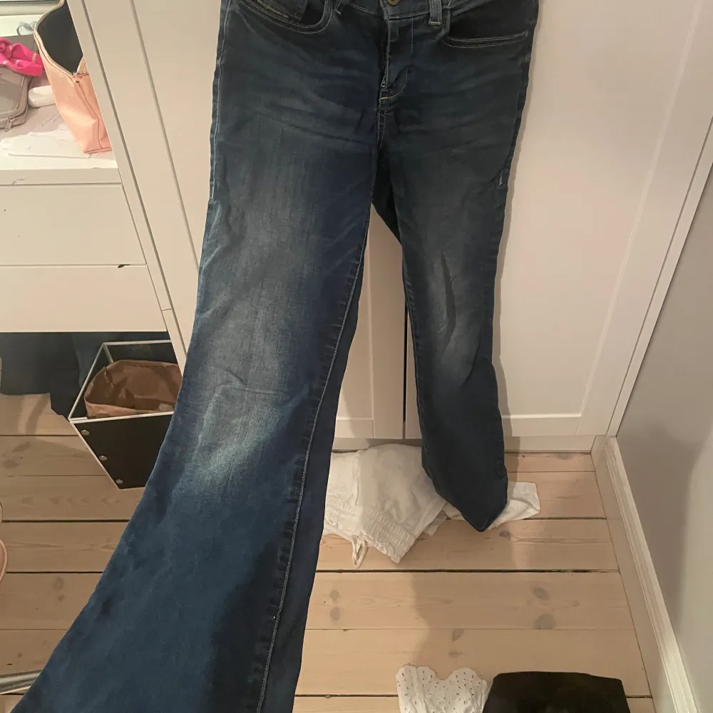 Snygga mörkblå, lågmidjade Disel jeans i storlek 14 år men passar 34,36. Jag är 1,65 lång och dem sitter bra i längden och är väldigt stretchiga och sköna.. Jeans & Byxor.