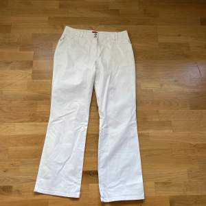 Vita jeans från Only💕passar inte mig så har inga bilder med dom på! Lite smutsiga (därav priset) men går säkert bort i tvätten! Midja: 39cm Innerben: 77cm
