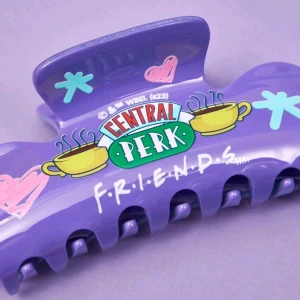 FRIENDS Stor Hårklämma,NY - FRIENDS Stor Hårklämma  Lämplig För tjockt hår Bredd 5 cm Höjd 10.5 cm Nya Postar inom 3 dagar efter köpet 