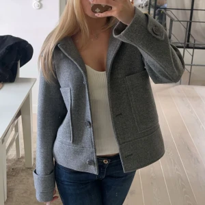 Grå kappa  - Grå kappa från kappahl. Använd ett fåtal gång så är i nyskick. Nypris 900kr