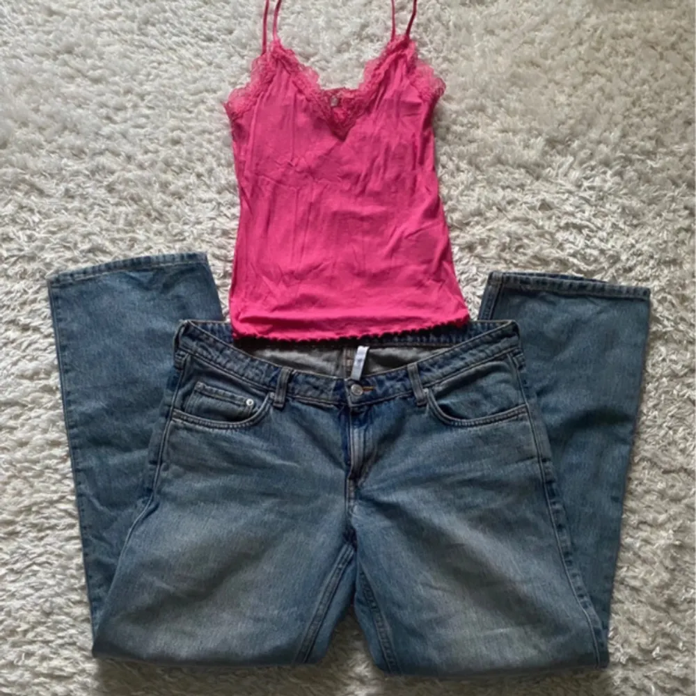 En rosa topp från New Yorker som aldrig använts, jeans från Weekday som köptes på vinted men själv inte använt . Jeans & Byxor.
