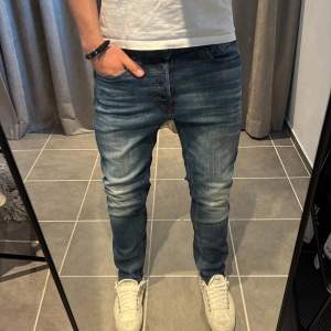 Säljer ett par riktigt snygga Jack & Jones jeans i strl 29/30 i modellen Slim Tim | Skick 9/10 |