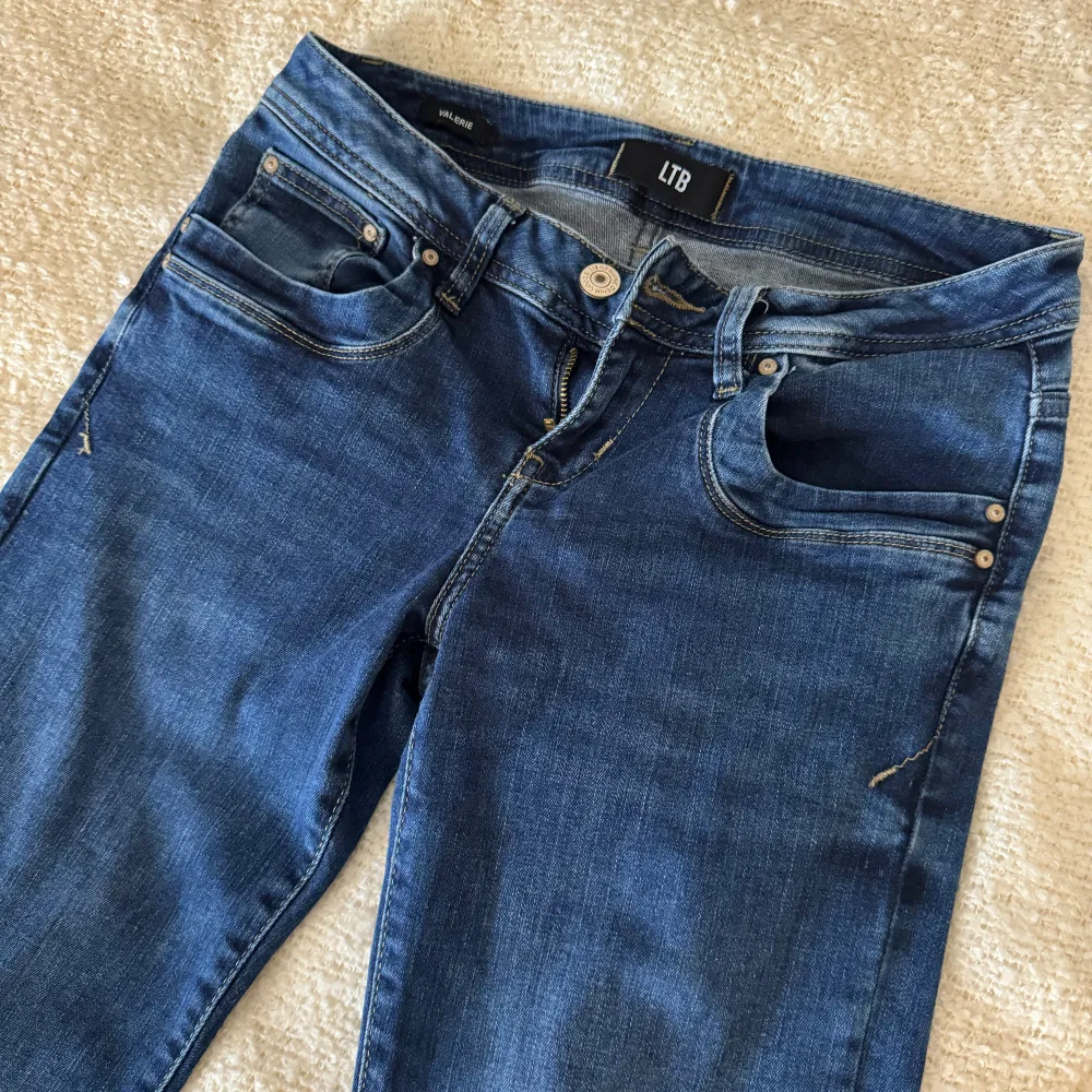 Supersnygga och trendiga lågmidjade  jeans från Ltb!!😻Mycket bra skick, utan några defekter. Köptes för 800kr.  . Jeans & Byxor.