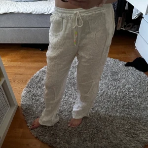 Linnebyxor  - Säljer dessa linnebyxor som jag köpte i en butik förra sommaren i Visby. De har ingen lapp så vet inte vilken storlek de är men skulle tippa på en S/M, de är lite långa på mig som är 168. Märket är okänt. 