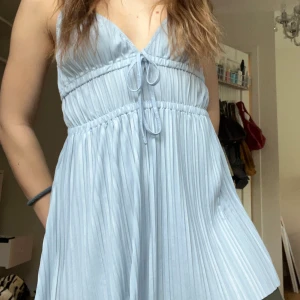 Zara topp - Fin blå topp från zara, lite längre i modellen!