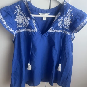 Blå topp  - Superfin blå sommartopp från H&M! Toppen har storlek XS men är lite stor i storleken. Toppen är i väldigt bra skick💕
