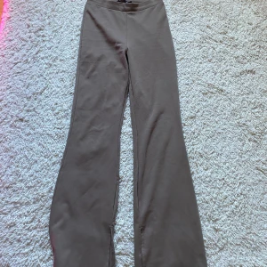 Beige/gråa byxor🤎 - Storlek S. Liten ”slits” nere vid benen. Väldigt sköna och sitter tajt🫶🏼