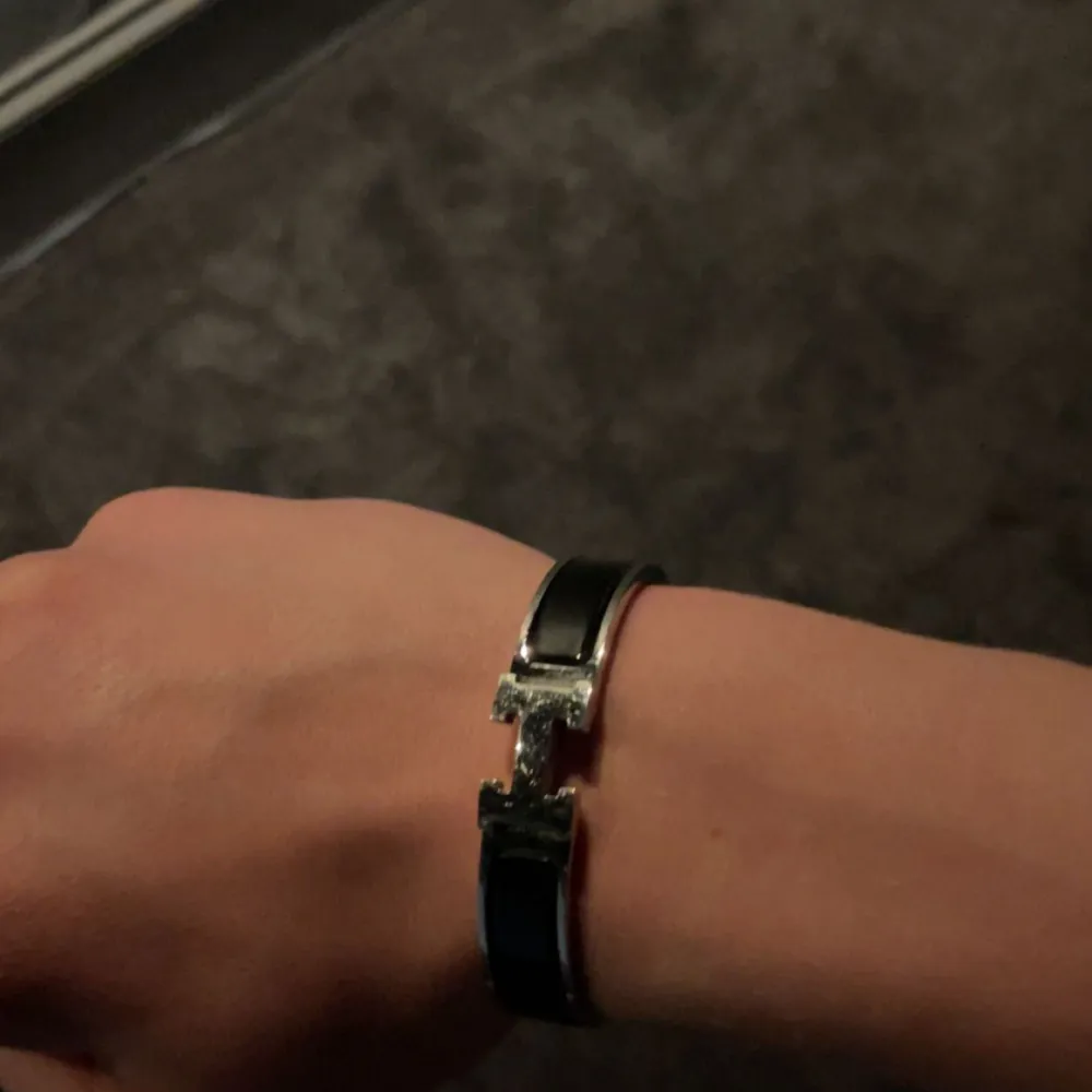 Hermes armband köpt på Plick, Några få repor men inget som är synbart så. 17cm . Accessoarer.