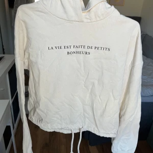 Hoodie från Gina tricot  - Ljus gul hoodie med luva från Gina tricot. Längsned av tröjan finns det snöre som går att spänna. Använt sparsamt och är i bra skick. Legat i garderoben länge därför är den skynklig, men den ser säkert bättre ut när man tvättat den. 