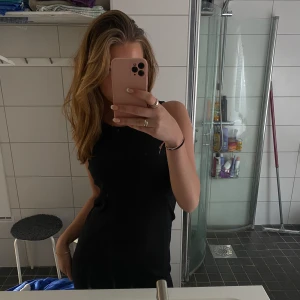 sommarklänning  - 🖤säljer min svarta sommarklänning med hög hals från lager 157🖤 ribbat material !! svarar snabbt vid frågor!🫶🏼