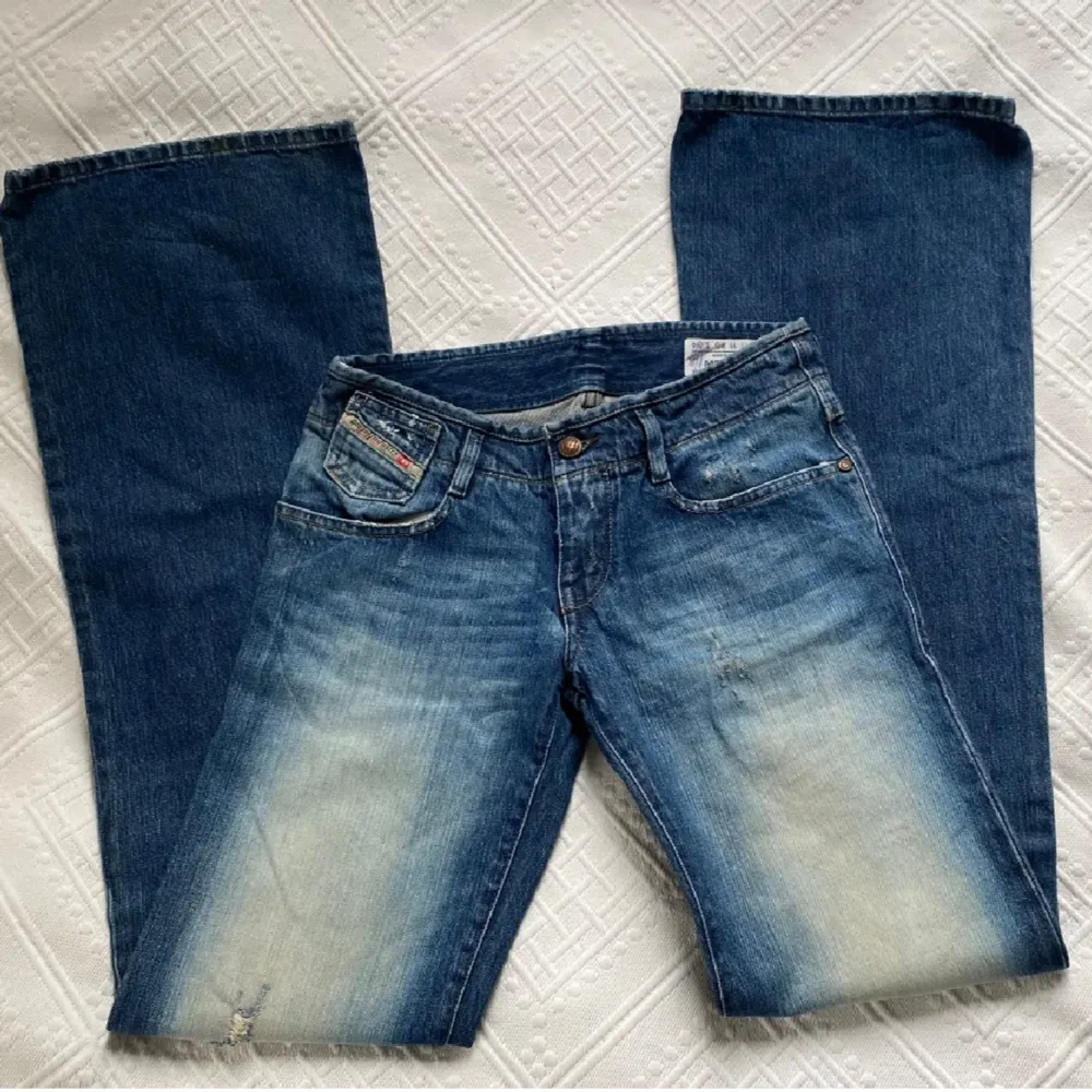 Superfina diesel jeans i storlek 25 i midjan. Innerbenslängd 89 cm  Midjemått rakt över 34 cm Skriv för frågor osv❤️ . Jeans & Byxor.