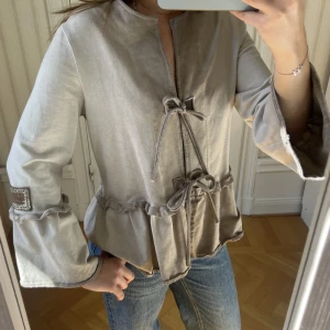 Kofta  - Underbar kofta i bomull som stängs med snören. Perfekt till våren och sommaren, inga defekter. Beige färg, storlek S-M. 