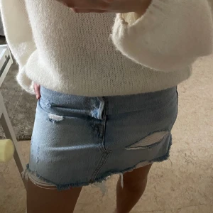 Jeanskjol - Blå jeanskjol från Levis som inte är använd💗