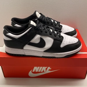 Nike dunk low panda - Nike dunk low panda, skick 9/10  Box tillkommer, Nypris 1300kr.  Hör av er om ni vill köpa 👍   