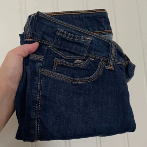 Gina tricot jeans  - oanvänd 26/32 något strechig  kommer från djur o rökfritt hem  endast swish som betalning 