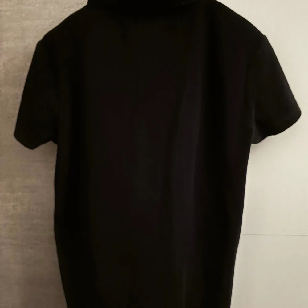 Ny skick  Skjortan har en typ av handuks material köp för 900kr i urban modern. Skjortor.
