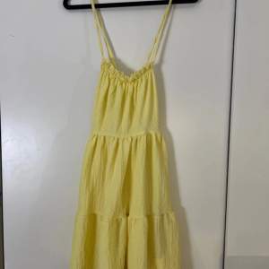 En gul kort klänning med öppen rygg från Shein i storlek S