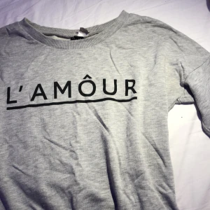 Tjock tröja från hm med text ” L’AMOUR” - Strlk S, bra skick