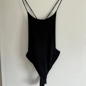 Body med öppen rygg - Snygg enkel body med knytning i ryggen, aldrig använd