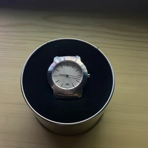 Adecco klocka  - En helt ny adecco klocka nypris 299 i silver färg passar alla går att justera 