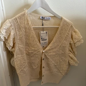 Söt topp - Säljer denna söta topp från zara. Strl L men sitter som en S. Nypris 379kr. Pris kan diskuteras🩵🩵