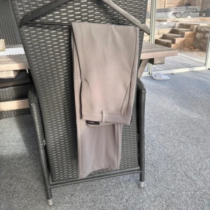 Kostymbyxor  - Gråa kostymbyxor som är mjuka i materialet. De är lite noppriga men i fint skick. 