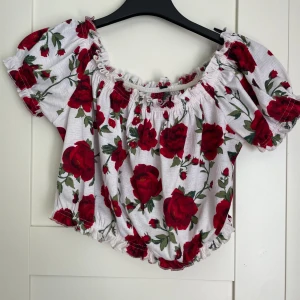Vit blommig off shoulder topp  - Vit blommig topp från h&m. Off shoulder. Nyskick 