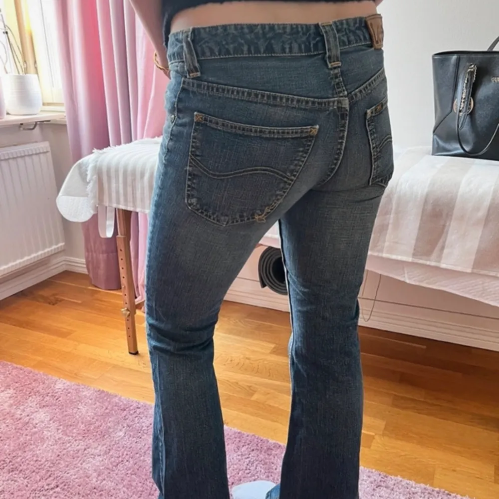 Jättefina lågmidjade bootcut jeans från Lee. Jag är 172 cm på bilden och passade perfekt i längd men inte i midjan. Passar troligtvis någon med storlek 34/36! 💞. Jeans & Byxor.