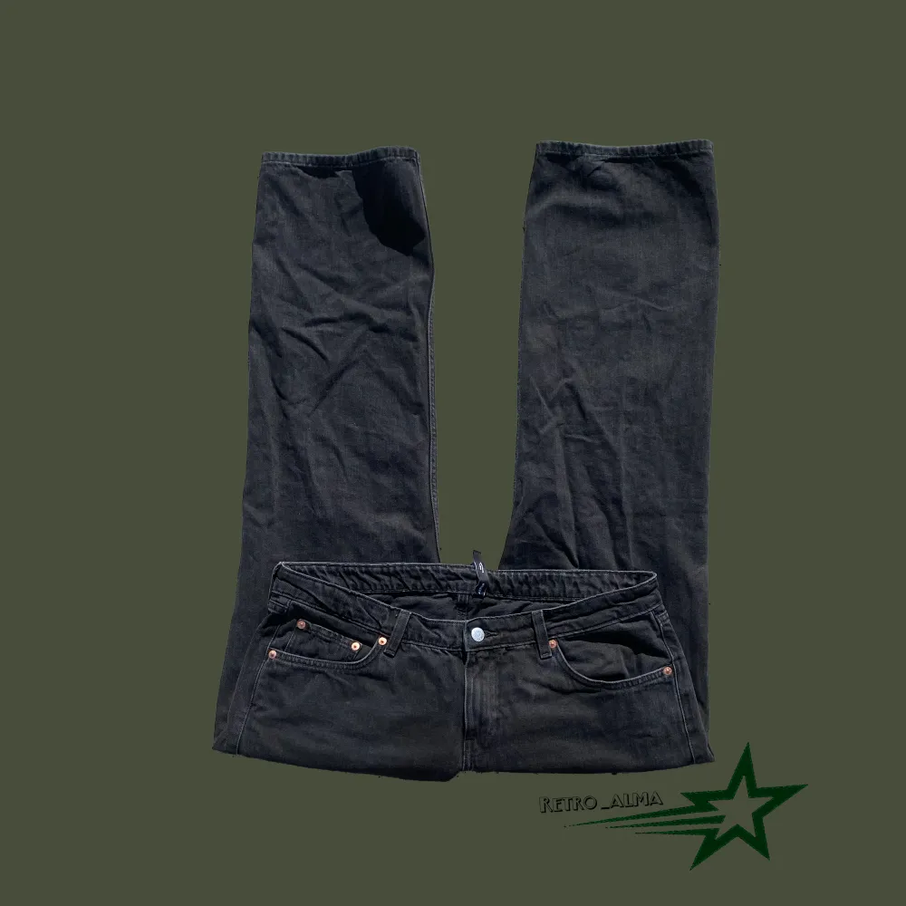 Stilrena arrow jeans från weekday! Low rise i bra skick💞 W33 L32! Skriv vid frågor och kicka gärna in mina andra plagg💗. Jeans & Byxor.