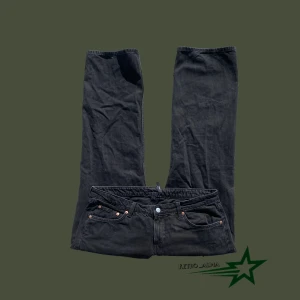 Weekday jeans  - Stilrena arrow jeans från weekday! Low rise i bra skick💞 W33 L32! Skriv vid frågor och kicka gärna in mina andra plagg💗