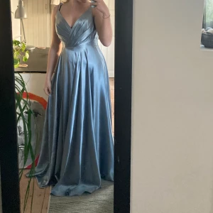Balklänning - Säljer min balklänning från nian då jag har valt att vilja ha en annan nästa år på min studentbal. Endast använd en 1 och är utan defekter. Finns även ett slitt som börjar där nederdelen börjar. Nypris 1500, skriv om ni har frågor 💕