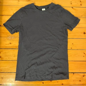 Grå tshirt ted bernhardz - Grå t shirt från ted bernhardz i storlek M. Använd med i bra skick då den är bara 4 månader gammal. Original pris 399:-. Pm för mer info och bilder. Bomull tshirt
