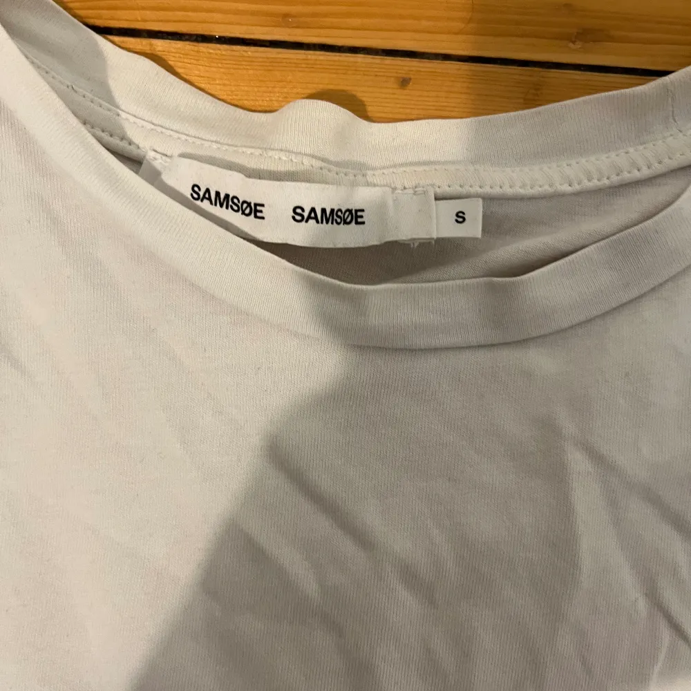 Säljer nu min vita tshirt från märket samsøe samsøe. Storleken är M och är gjord av bomull. Säljer den då den är alldeles för liten. Endast använd ett fåtal gånger i bra skick. Original pris 349:-. Pm för mer info och bilder . T-shirts.