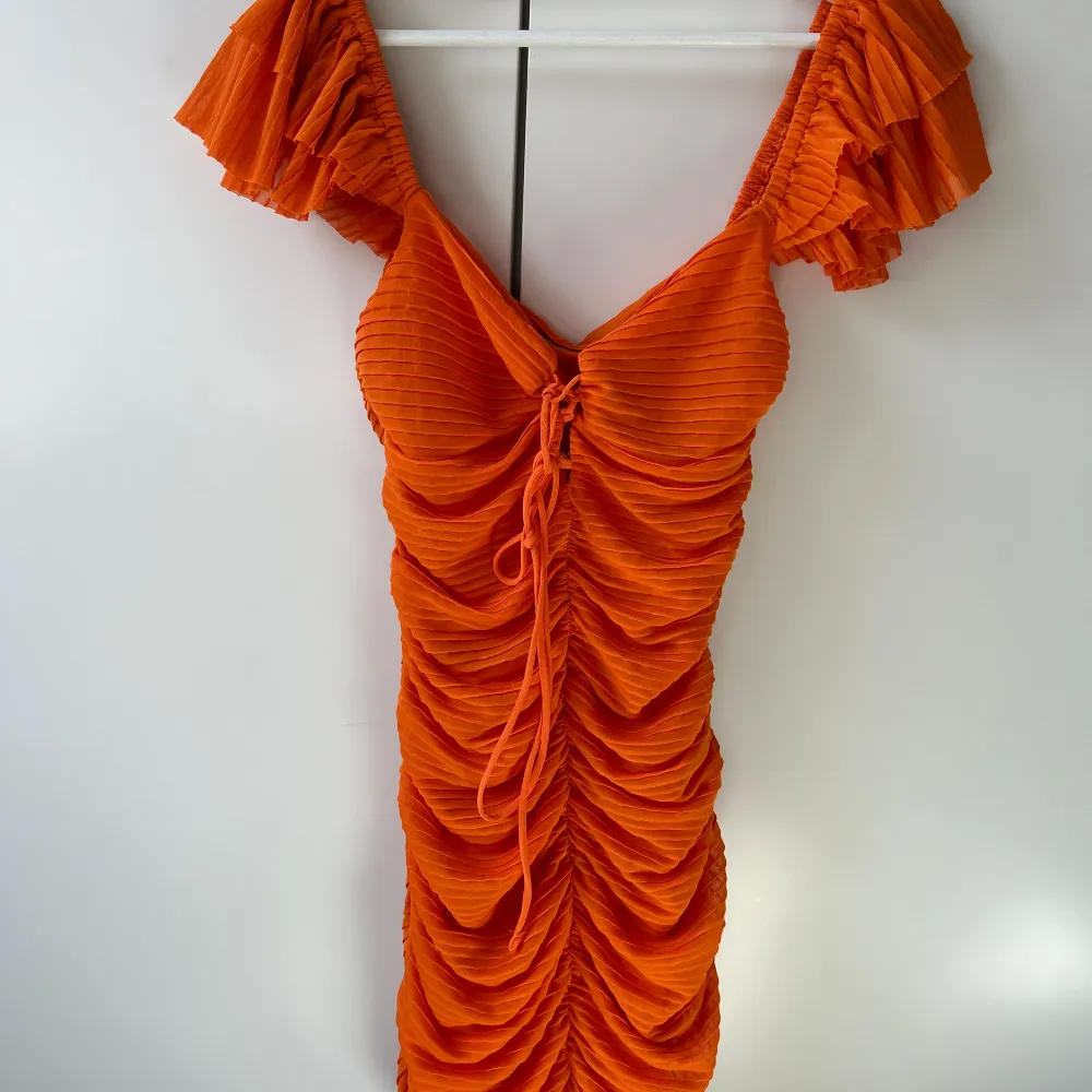 Orange zara klänning. Dröm klänningen på sommaren. Figursydd. Dragkedja på sidan. Storlek 34/36. Säljer för 200kr. . Klänningar.