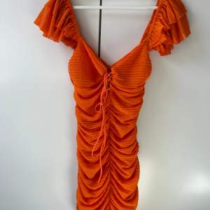 Orange zara klänning. Dröm klänningen på sommaren. Figursydd. Dragkedja på sidan. Storlek 34/36. Säljer för 200kr. 