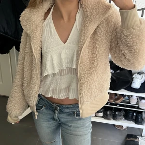 Fluffig jacka från zara - En trendig, fluffig jacka från zara i storlek XS/S💕 Endast använt några få gånger men är i stort sett i nyskick, inga defekter 🥰  Skriv privat för fler frågor 🩷 Jag är 163/64 cm lång 