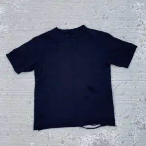 Helt unik t-shirt med avantgarde-detaljer. Direkt från Japan. I perfekt skick! 