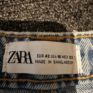 Zara jeans  - Säljer dessa långa snygga jeans från Zara! Kommer tyvärr inte till användning längre.  Passar bra om man som mig är ca 170-175 cm lång!  Storleken är 42, men jag som vanligtvis har 38 tycker att dom är små i storleken och passar bra ändå! 