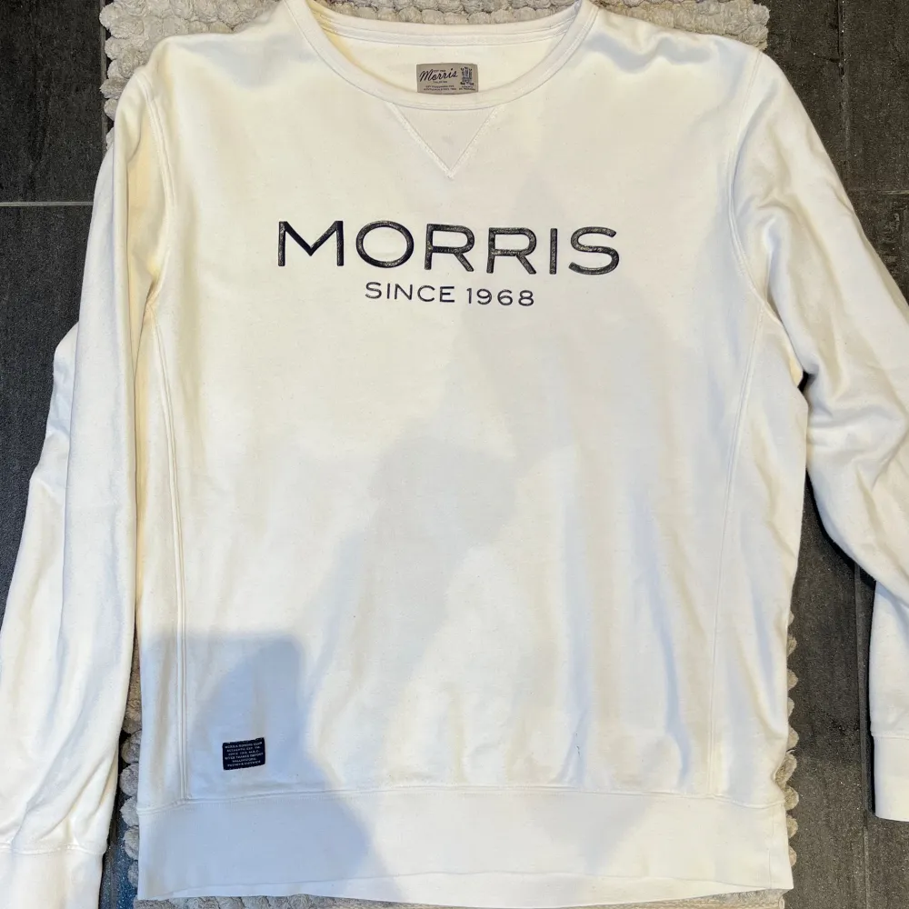 Riktigt schysst tröja från Morris || Storlek: L || Fint skick förutom en anmärkning - se bild 3. Tröjor & Koftor.