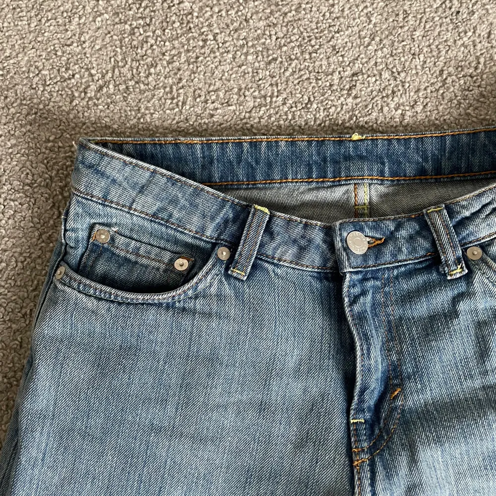 jeans från weekday, ”ample low loose” säljer eftersom dom aldrig kommer till användning för mig! använda max 10 gånger 🙌🏻stolek W27 L34, köpta för 590kr!. Jeans & Byxor.
