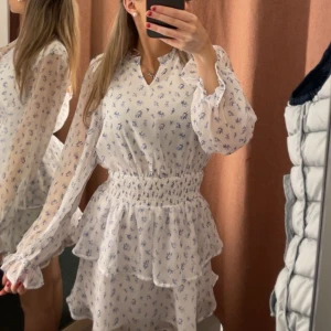 Sommarklänning - Intressekoll på denna fin klänning från Gina Young som nu är helt slutsåld.🩷 Vill kankse sälja då ja inte vet om jag kommer få användning för den. Lappen sitter kvar vilket betyder att den är helt oanvänd💞 