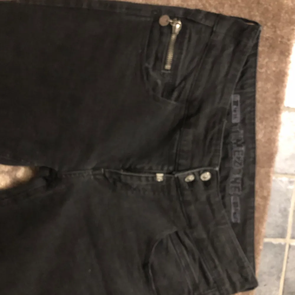 Säljer dessa svarta lågmidjade jeans eftersom de var för stora på mig tyvärr, jätte snygga😍 skriv privat för fler bilder eller mått . Jeans & Byxor.